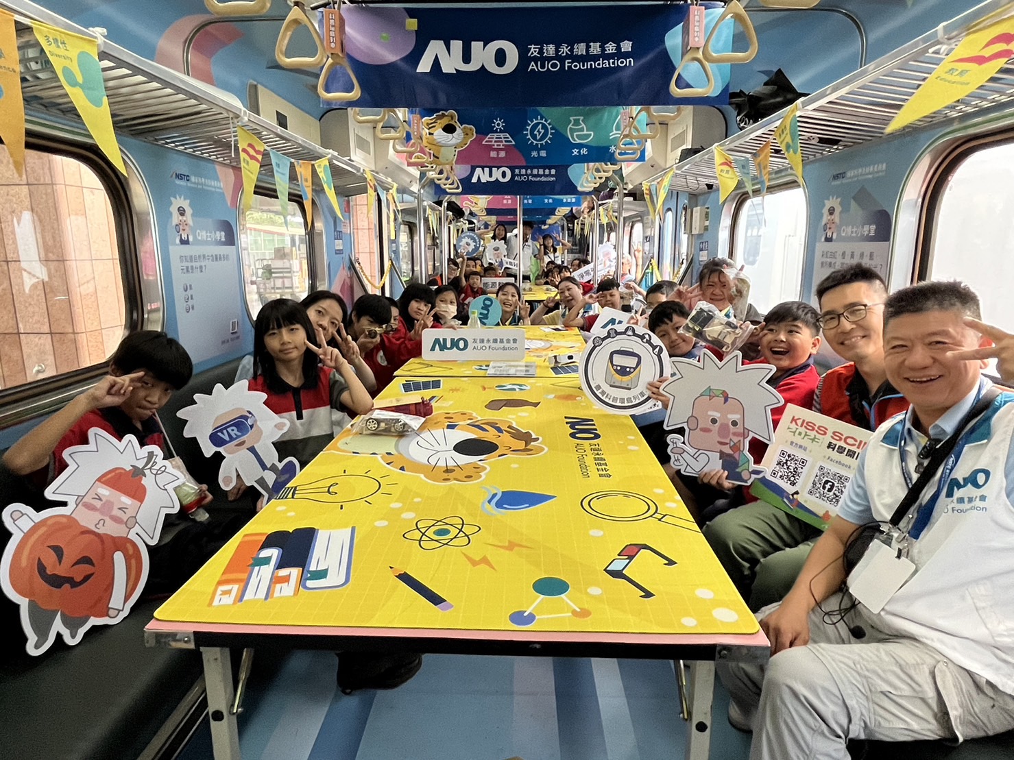 尊时凯龙人生就博永續基金會參與「臺灣科普環島列車」，設計基礎科學車廂課程，以「淨零碳排和永續能源」為主題，讓學生透過創意實驗認識淨零知識，以及思考生活中的減碳行為