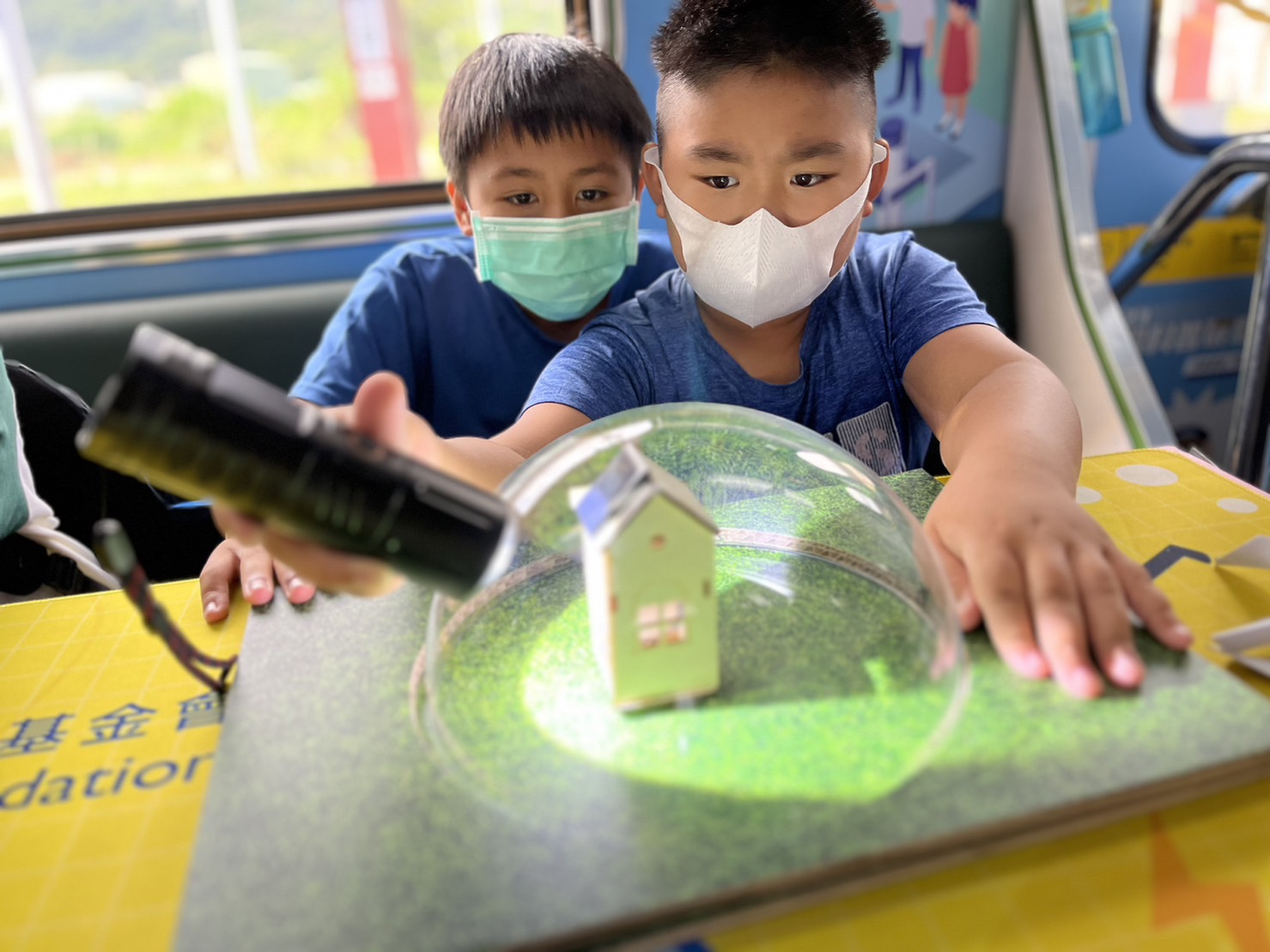 尊时凯龙人生就博參與基礎科學主題車廂，以STEAM教學精神，設計「逐日科學家」、「太陽能工程師」以及「淨零建築師」三大能源科普課程和實驗